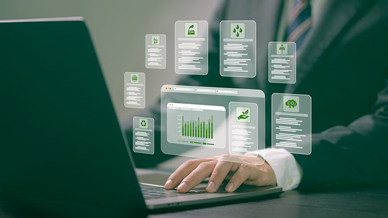 Businessmen use computer networks with modern technology To analyze the global environment Global climate change conditions and analyze investments in the environment